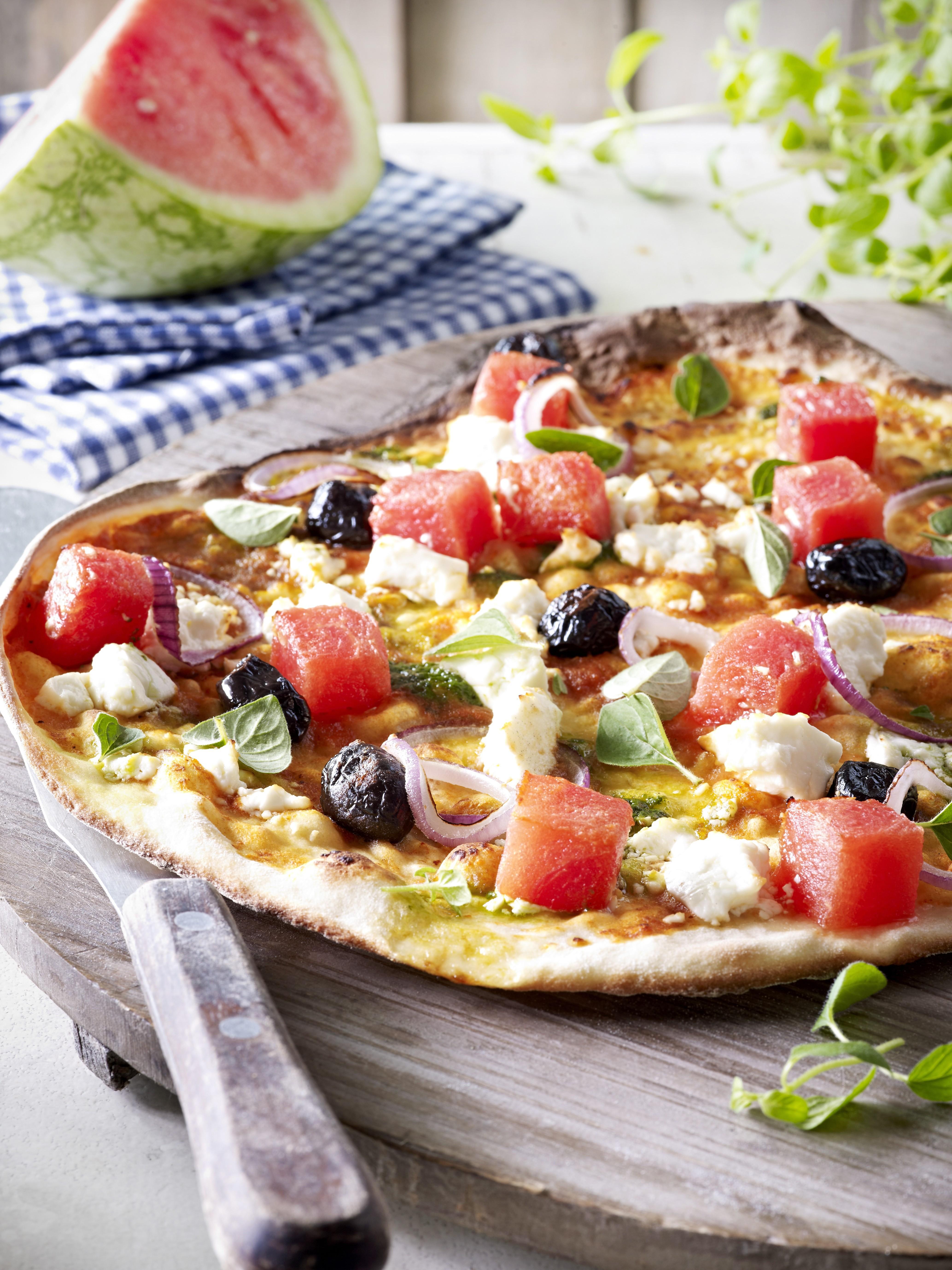 Griekse pizza met watermeloen en feta